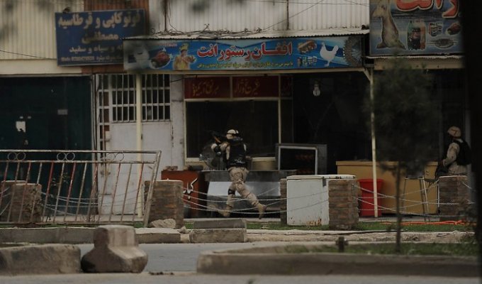 Боевики Талибана атаковали посольство США (20 фото)