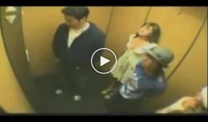 Как девушки завоняли лифт
