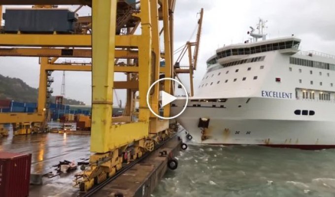 Момент столкновения парома с краном в порту попал на видео