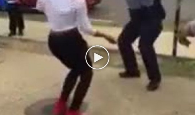 Танцевальный батл между женщиной-полицейским и девушкой
