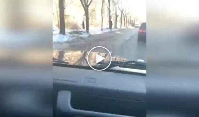 Автохам на Гелендвагене объехал пробку во Владивостоке по тротуару и посмеялся над пешеходами