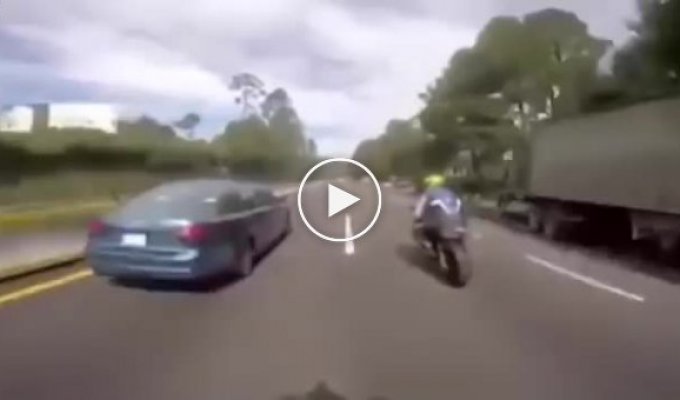 Девушка на вольцвагене испугалась сильно мотоциклистов
