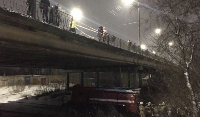 В Кирове автомобиль упал с моста на железнодорожные пути (7 фото + 1 видео)