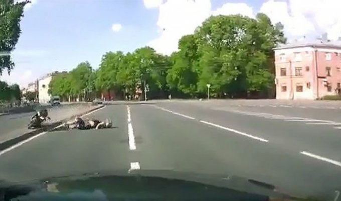 Мотоциклист убил свою подругу и попытался скрыться (3 фото + 1 видео)