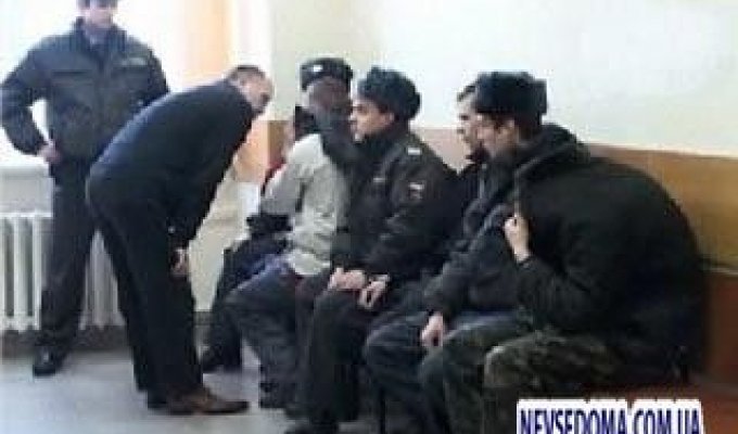 В Москве арестованы трое скинхедов, поджигавших женщин в шубах (3 фото)