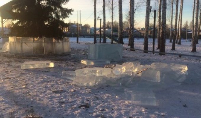 В Башкирии вандалы разбили ледяные плиты для ледяного городка (3 фото)
