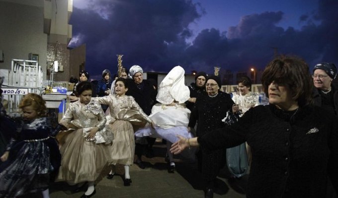 Размашистая ультраортодоксальная иудейская свадьба (24 фото)