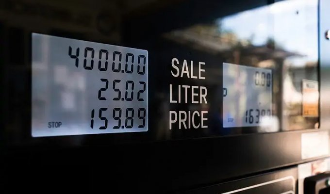 Женщина обманула бензоколонку и бесплатно выкачала 28 тысяч литров бензина (1 фото)