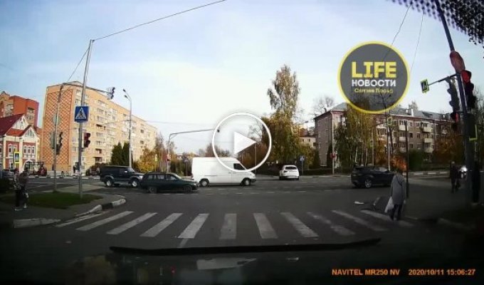 В Сергиевом Посаде ребенок перебегал дорогу на красный и попал под машину (мат)