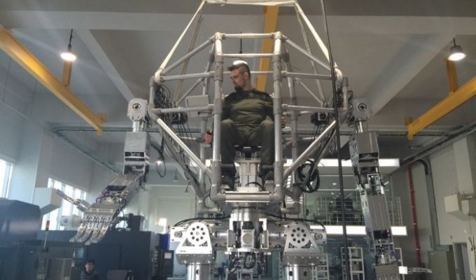 В Южной Корее создали прототип огромного робота, управляемого человеком (3 фото + 3 видео)