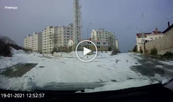 Снежная зима на Крымском полуострове водители оказались не готовы