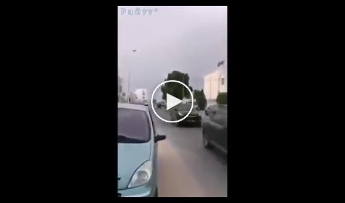 Водитель легковушки «испортил зрелищный трюк» в исполнении двух экстремалов