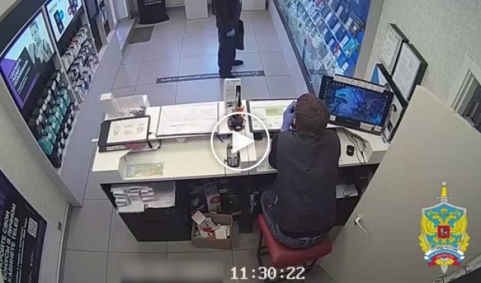 Вооруженный скалкой мужчина ограбил салон сотовой связи