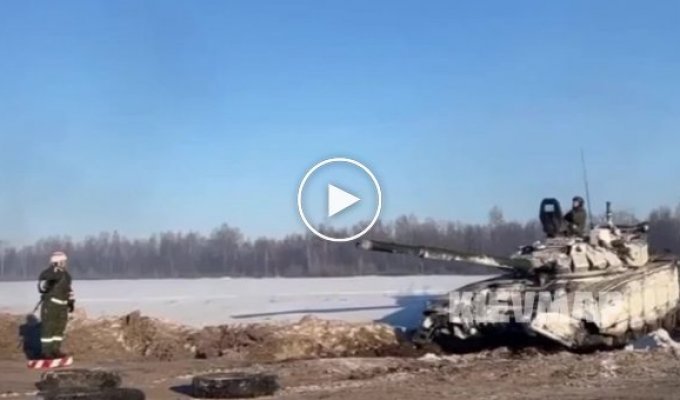 Минобороны РФ публикует кадры вывода танков с учений