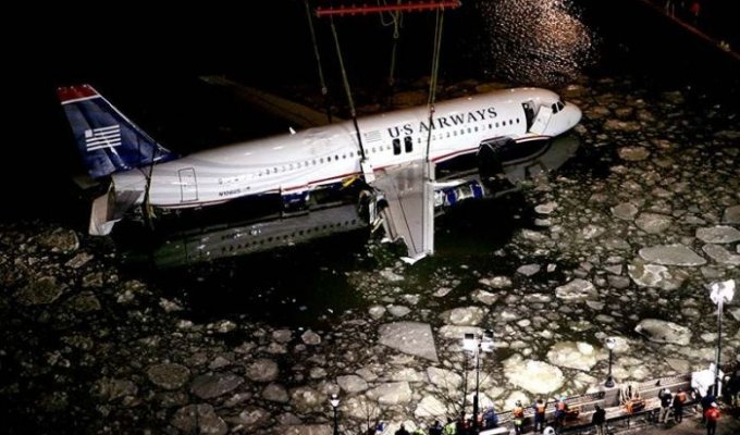 Как вытаскивали самолет из Гудзона (12 фотографий)