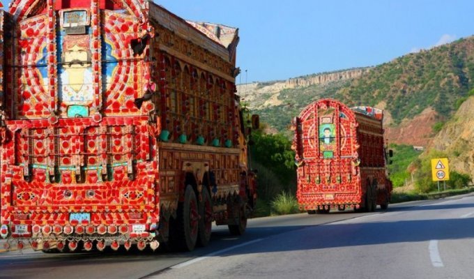 Шедевры на колесах. Красочные пакистанские грузовики (14 фото)