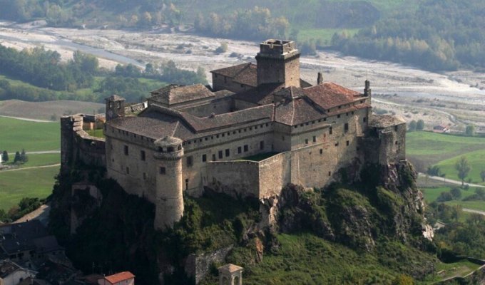 Крепость Барди (Castello di Bardi) (29 фото + 2 видео)