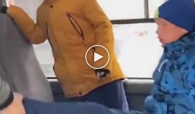 На Сахалине водитель маршрута 45 сцепился со школьником-пассажиром, пытаясь высадить его