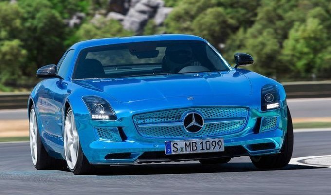 Компания Mercedes-Benz представила SLS AMG Coupe Electric Drive (6 фото)