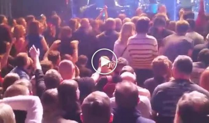 Зрители встали на колени на концерте Юрия Шевчука
