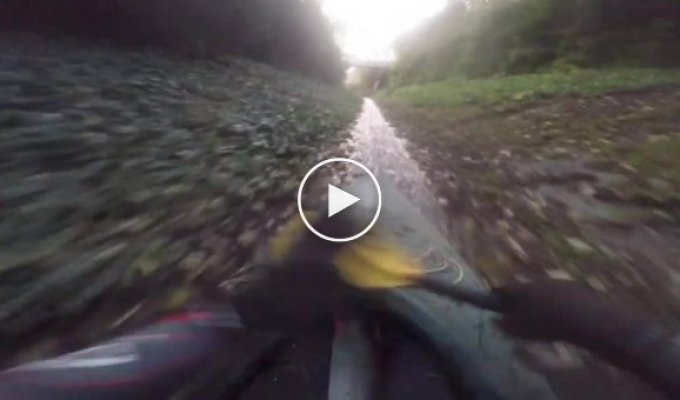Зрелищный спуск каякеров по ручью