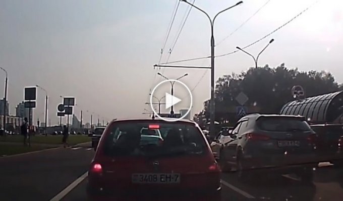 В Минске пешеход прошел прямо по капоту Шкоды