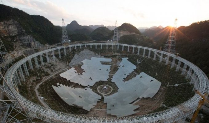 В Китае запущен в эксплуатацию самый большой в мире радиотелескоп (6 фото)