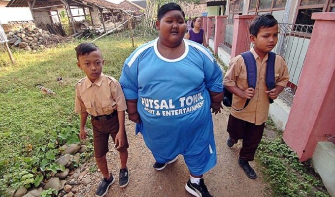 Самый толстый мальчик в мире наконец-то сумел дойти до школы (13 фото)