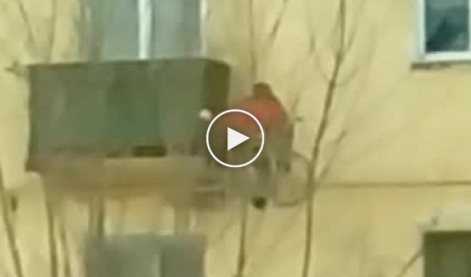 Инвалид-колясочник поднимается с улицы на балкон своей квартиры с помощью самодельного подъемника
