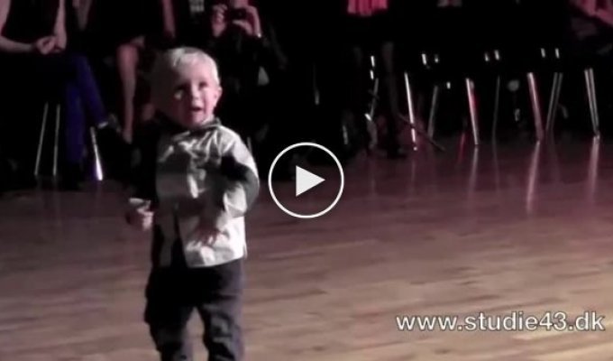 2-х летний танцор Вильям вышел зажечь публику