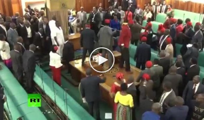 В Уганде депутаты устроили эпичную драку из-за вопроса о слишком долгом правлении президента страны