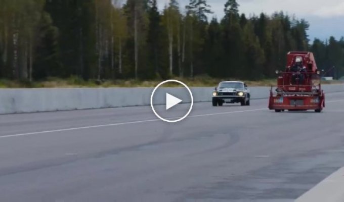 Самая странная гонка классический Ford Mustang сразился с гоночным комбайном