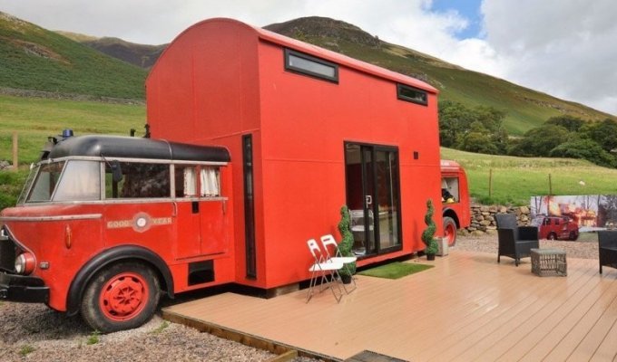 Старую пожарную машину превратили в потрясающий дом для отдыха (21 фото)