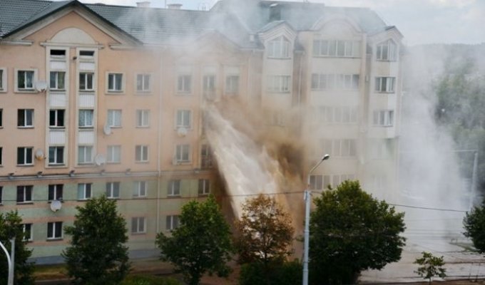 Струя кипятка затопила квартиры в Минске (17 фото + видео)