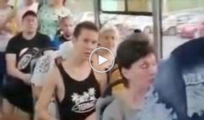 В Новоуральске толпа ковид-диссидентов выгнала из автобуса женщину в маске