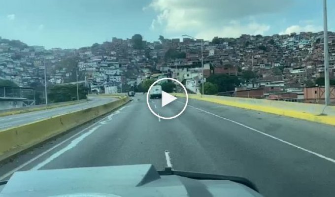 Картель Каракаса обстреливает колонну армии