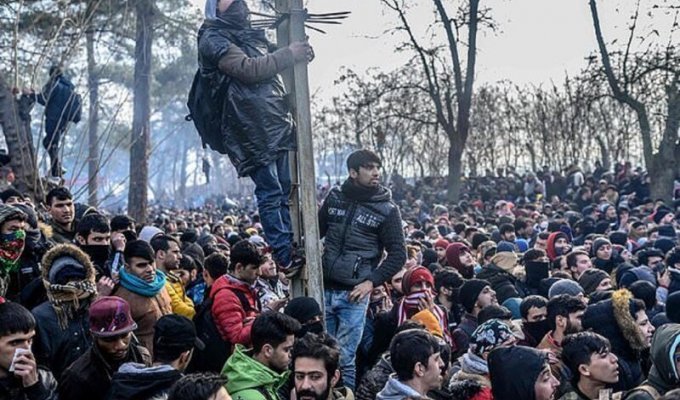 Греция обороняется от мигрантов (51 фото + 1 видео)