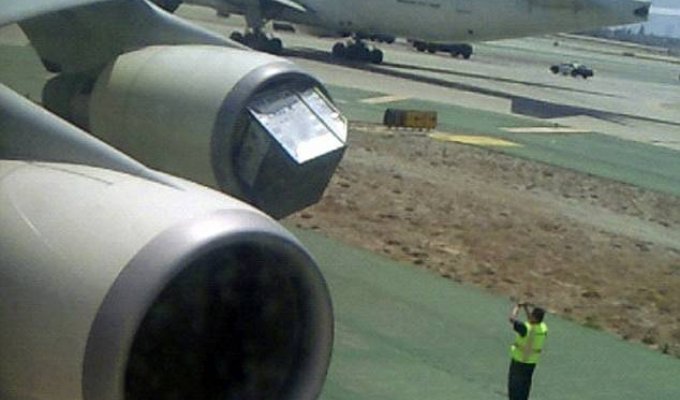 Засосало в турбину самолета (3 фотографии)