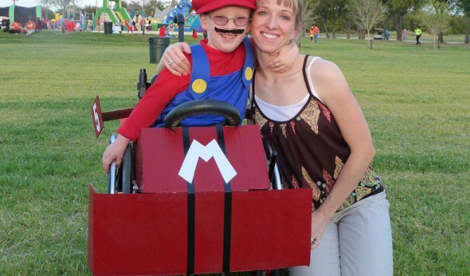 Мама наряжает инвалидную коляску сына на Хэллоуин (6 фото)