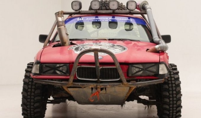 Дикий внедорожник BMW, который отлично подойдет для главной роли в «Безумном Максе» (16 фото)