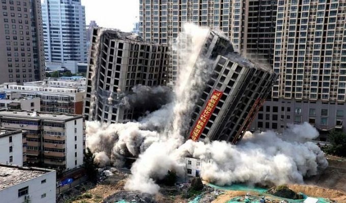 В Китае технично снесли два незаконно построенных здания, простоявших пустыми в течение 9 лет (4 фото + 1 видео)