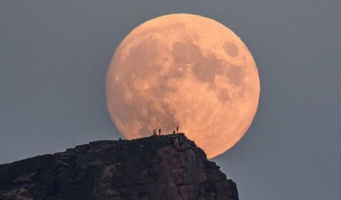 Снимок Луны, поражающий воображение (4 фото)