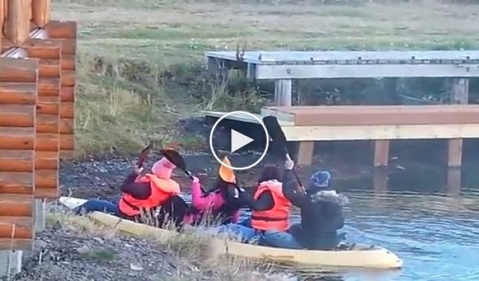 Китайские туристки решили поплавать на каяке, но что-то пошло не так