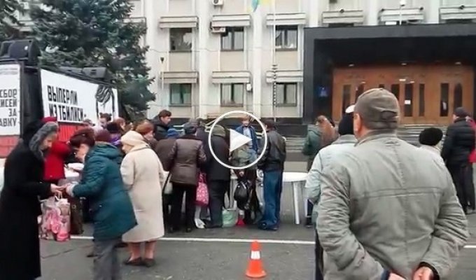 Под окнами Саакашвили в Одессе его провожают шашлыками и вином