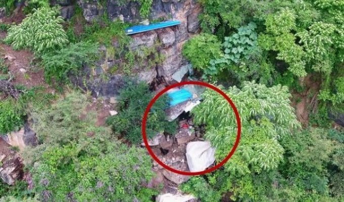 В Китае дроны нашли работорговца, который 17 лет прятался в горах (4 фото)