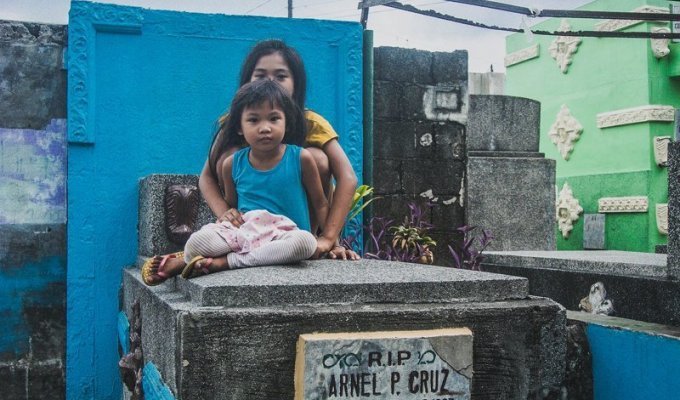 Жизнь среди мертвых: как живут люди на кладбище на Филиппинах (55 фото)