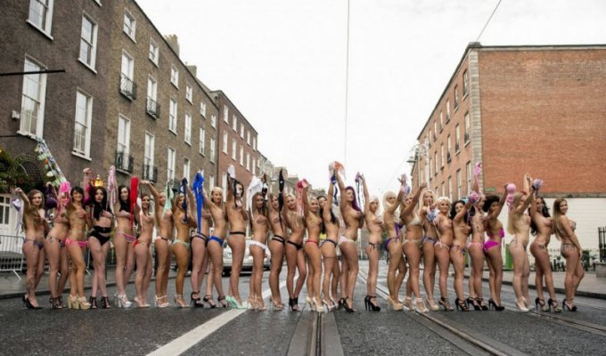 Участницы 'Мисс бикини Ирландии 2015' сняли бюстгальтеры на улице (12 фото) (эротика)