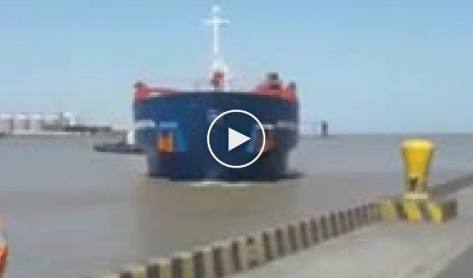 Сухогруз Murueta протаранил причал в колумбийском порту