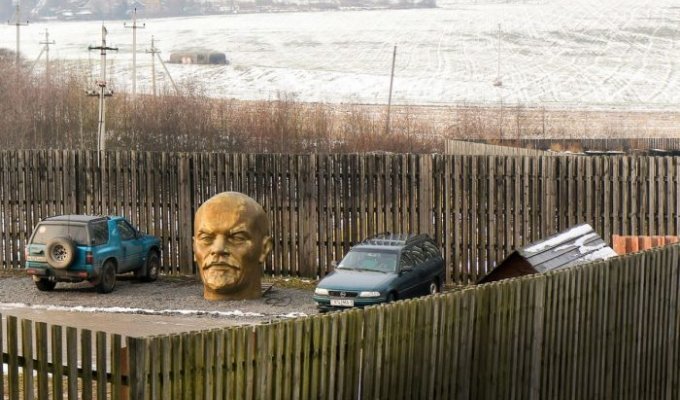 Под Минском «припарковали» гигантскую голову Ленина (3 фото)