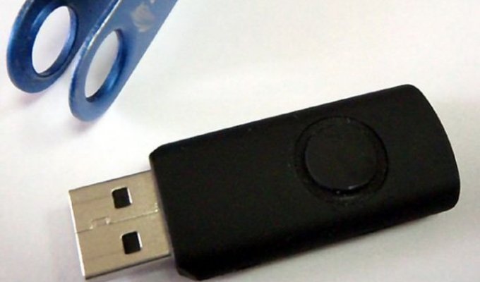 Розыгрыш сотрудников при помощи необычной USB-флешки (3 фото)